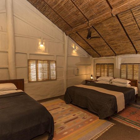 Tiger Tops Tharu Lodge Chitwan Exterior foto