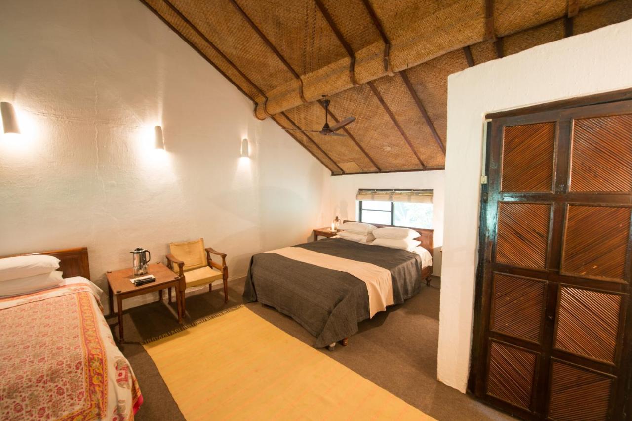 Tiger Tops Tharu Lodge Chitwan Exterior foto