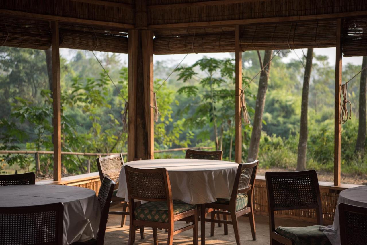 Tiger Tops Tharu Lodge Chitwan Exterior foto