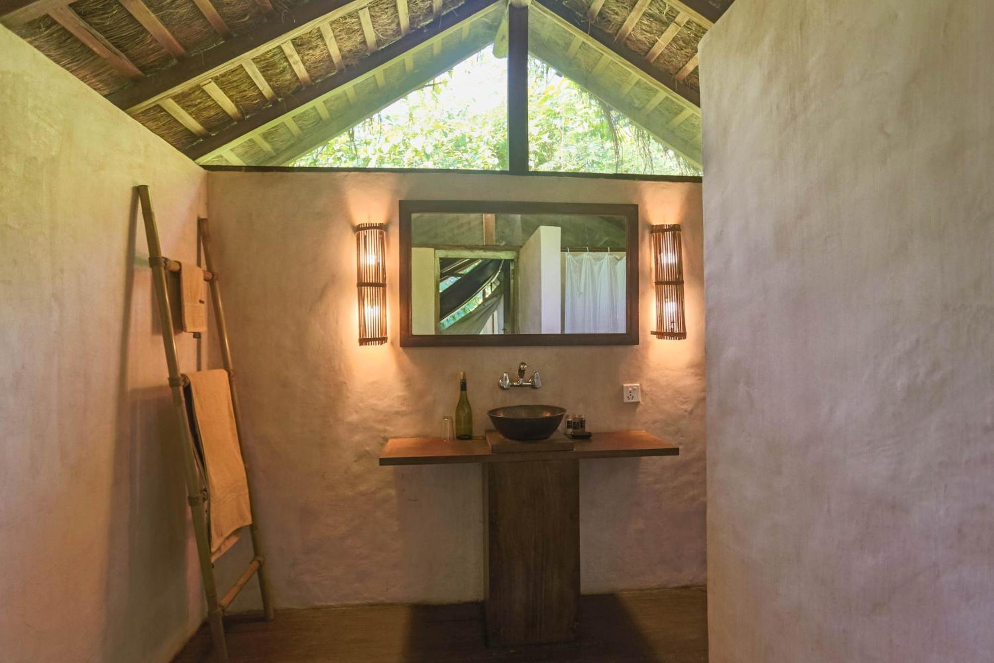 Tiger Tops Tharu Lodge Chitwan Exterior foto