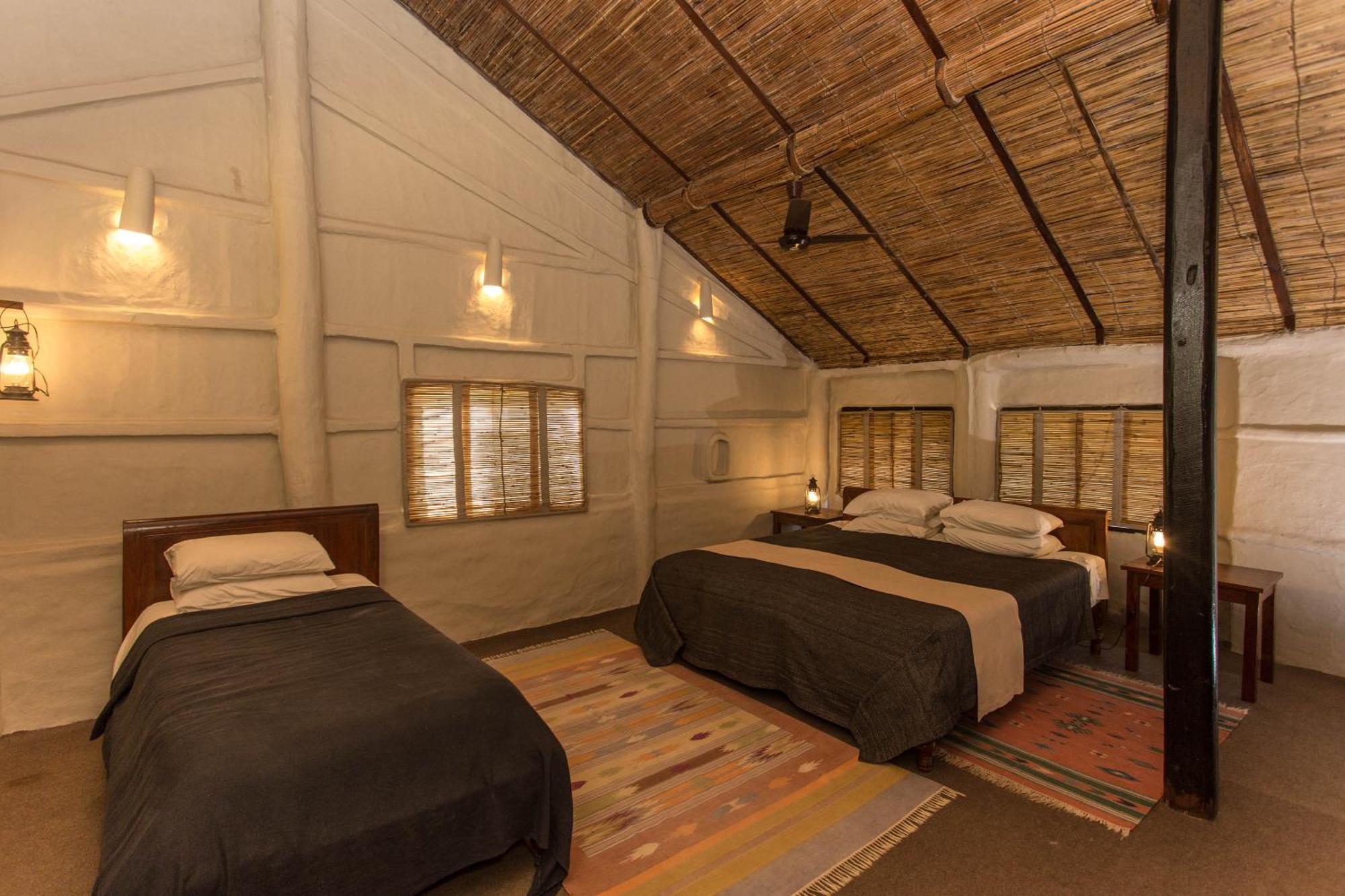 Tiger Tops Tharu Lodge Chitwan Exterior foto