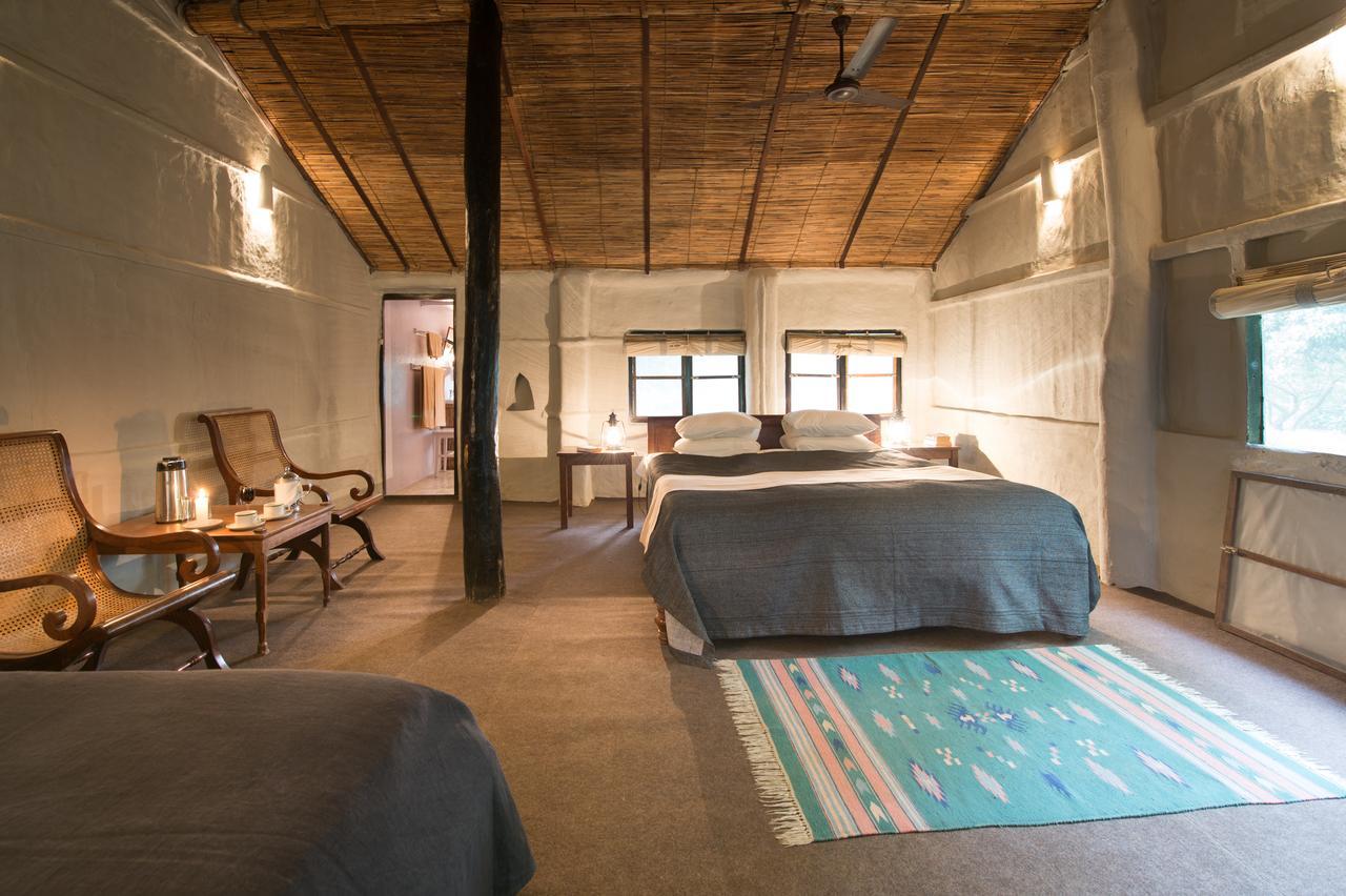 Tiger Tops Tharu Lodge Chitwan Quarto foto