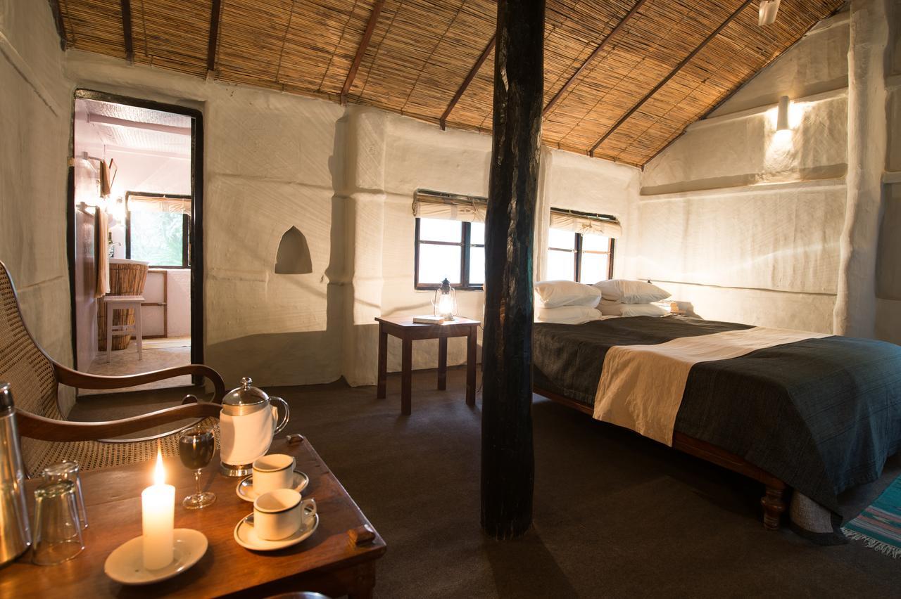Tiger Tops Tharu Lodge Chitwan Exterior foto
