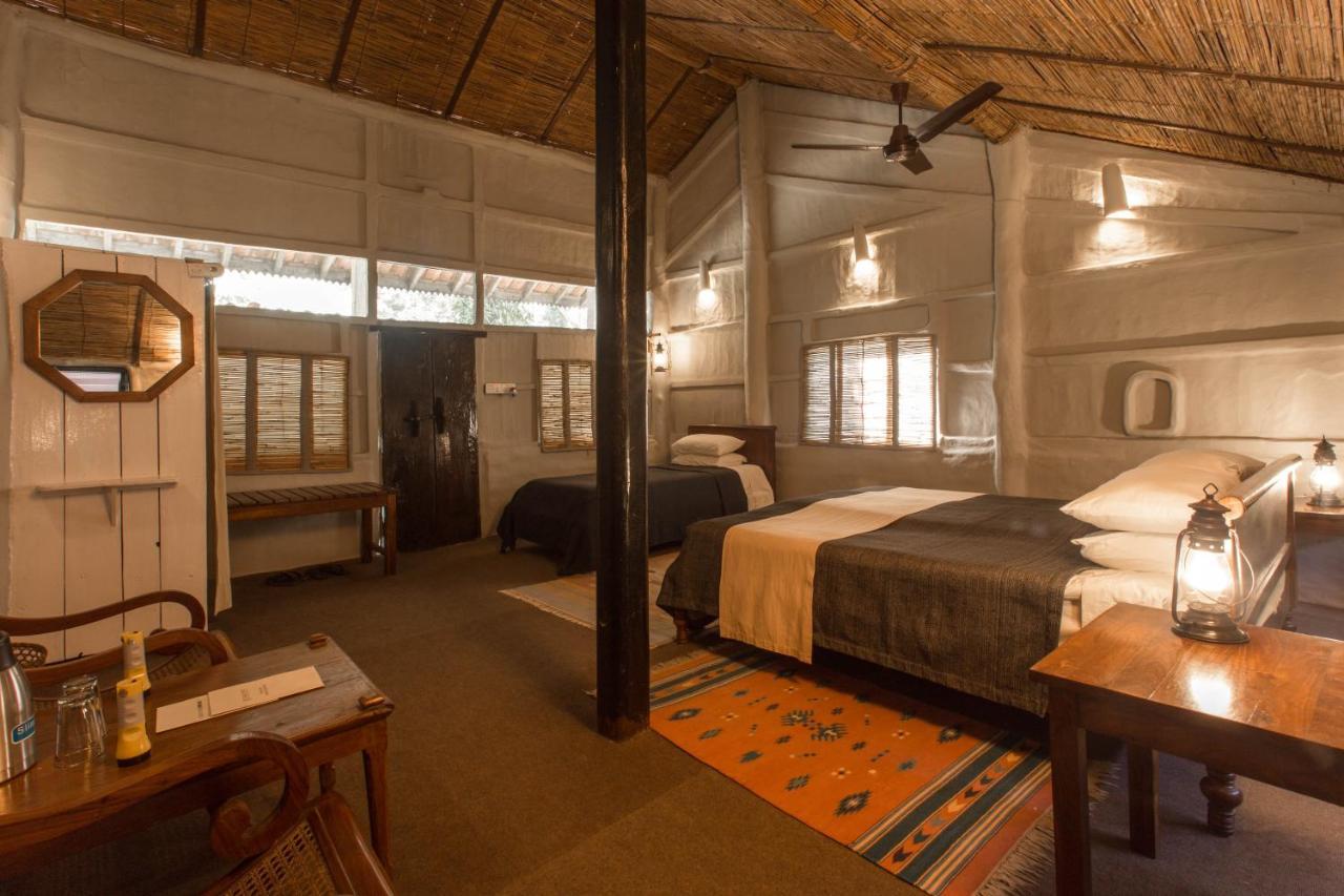 Tiger Tops Tharu Lodge Chitwan Exterior foto