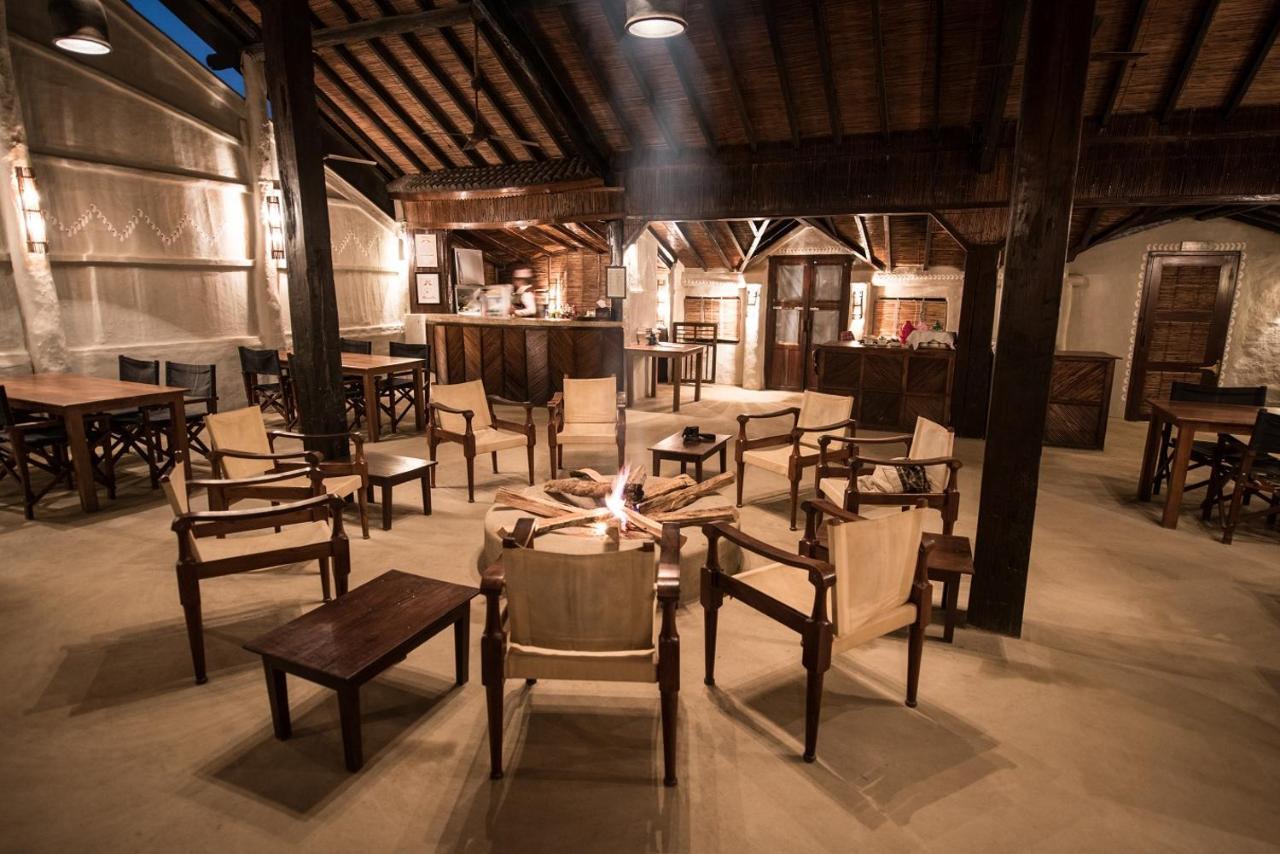 Tiger Tops Tharu Lodge Chitwan Exterior foto